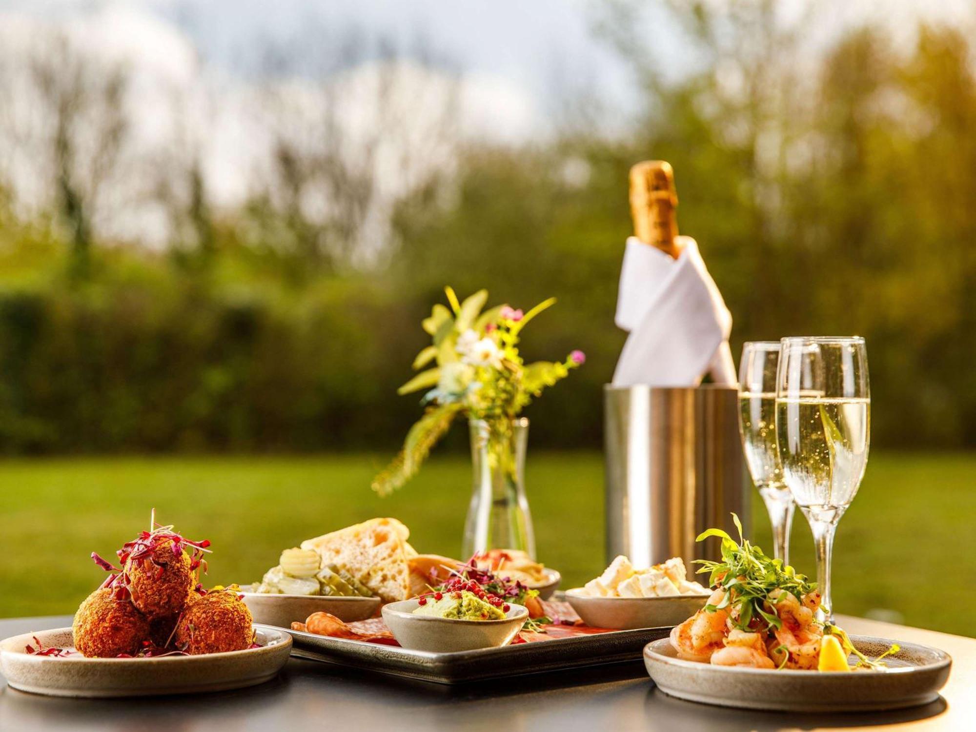 Mercure Cardiff North Hotel Dış mekan fotoğraf